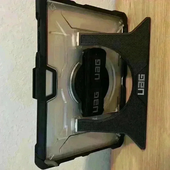 Microsoft, urban armor gear case, shoulder strap, and hand strap new, never used - Picture 5 of 6